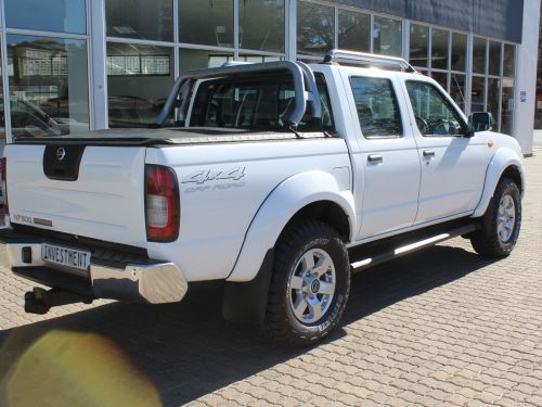 Nissan Np300 2.5 Tdi Dcab 4x4 in Namibia