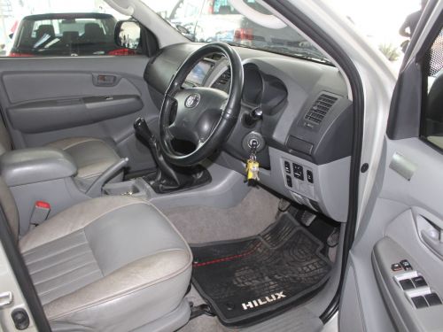 Toyota Hilux 4.0 V6 DCab 4x4 Manual . in Namibia