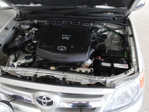 Toyota Hilux 4.0 V6 DCab 4x4 Manual . in Namibia