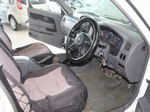 Nissan Np300 2.4i in Namibia