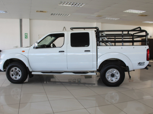 Nissan Np300 2.4i in Namibia