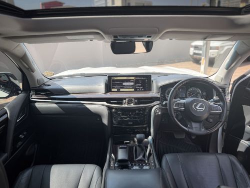 Lexus LX 570 V8 in Namibia