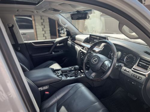 Lexus LX 570 V8 in Namibia