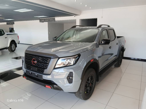 Nissan Navara pro-4x 2.5d 4x4 D/c A/T in Namibia