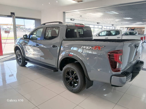 Nissan Navara pro-4x 2.5d 4x4 D/c A/T in Namibia