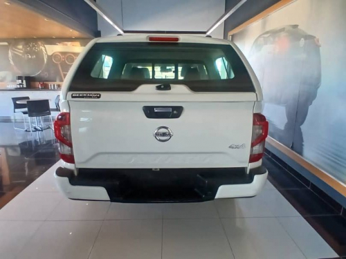 Nissan Navara 2.5LE Plus 4x4 D/C M/T in Namibia