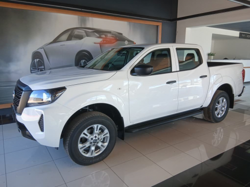 Nissan Navara 2.5d SE Plus 4x4 D/C M/T in Namibia
