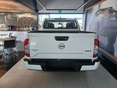 Nissan Navara 2.5d SE Plus 4x4 D/C M/T in Namibia