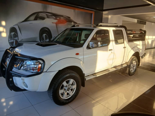 Nissan Np300 2.5d 4x4 D/C in Namibia