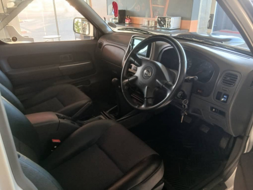 Nissan Np300 2.5d 4x4 D/C in Namibia