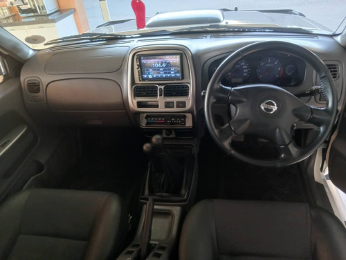 Nissan Np300 2.5d 4x4 D/C in Namibia