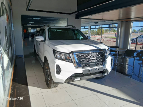 Nissan Navara 2.5D LE Plus 4x4 D/C A/T in Namibia