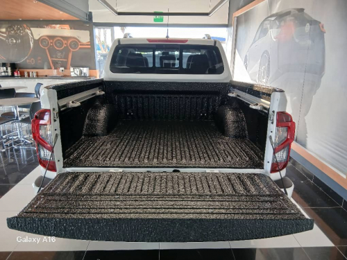 Nissan Navara 2.5D LE Plus 4x4 D/C A/T in Namibia