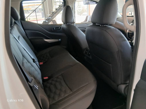 Nissan Navara 2.5D LE Plus 4x4 D/C A/T in Namibia