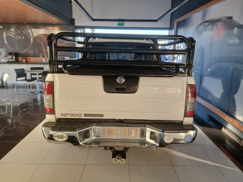Nissan Np300 2.5d 4x4 D/C in Namibia