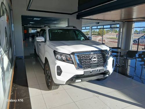 Nissan NAVARA 2.5D LE Plus 4x4 D/C 7AT in Namibia