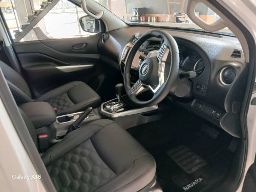 Nissan NAVARA 2.5D LE Plus 4x4 D/C 7AT in Namibia