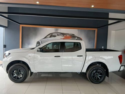 Nissan Navara 2.5D XE 4x4 Plus D/C M/T in Namibia