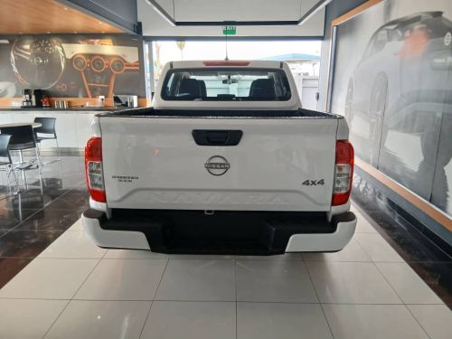 Nissan Navara 2.5D XE 4x4 Plus D/C M/T in Namibia