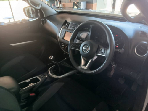 Nissan Navara 2.5d SE Plus 4x4 D/C M/T in Namibia