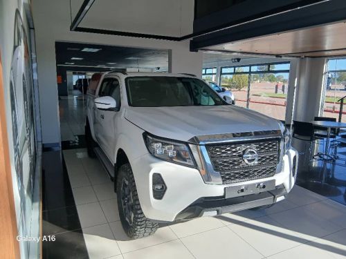 Nissan Navara 2.5D LE 4x4 A/T D/C in Namibia