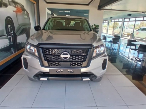 Nissan Navara 2.5 SE Plus 4x4 D/C A/T in Namibia