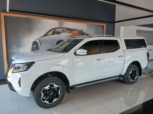 Nissan Navara 2.5D LE Plus 4x4 D/C A/T in Namibia