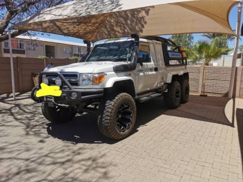 Toyota Land Cruiser 4.0 V6 6x6 in Namibia