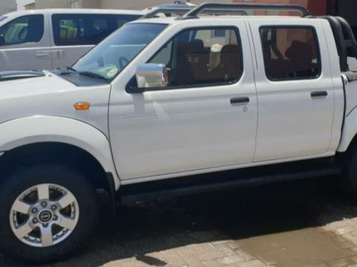 Nissan Np300 2.5 4x4 in Namibia