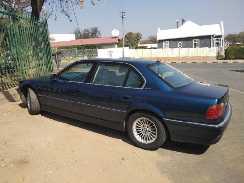 BMW 750 iL V12 in Namibia