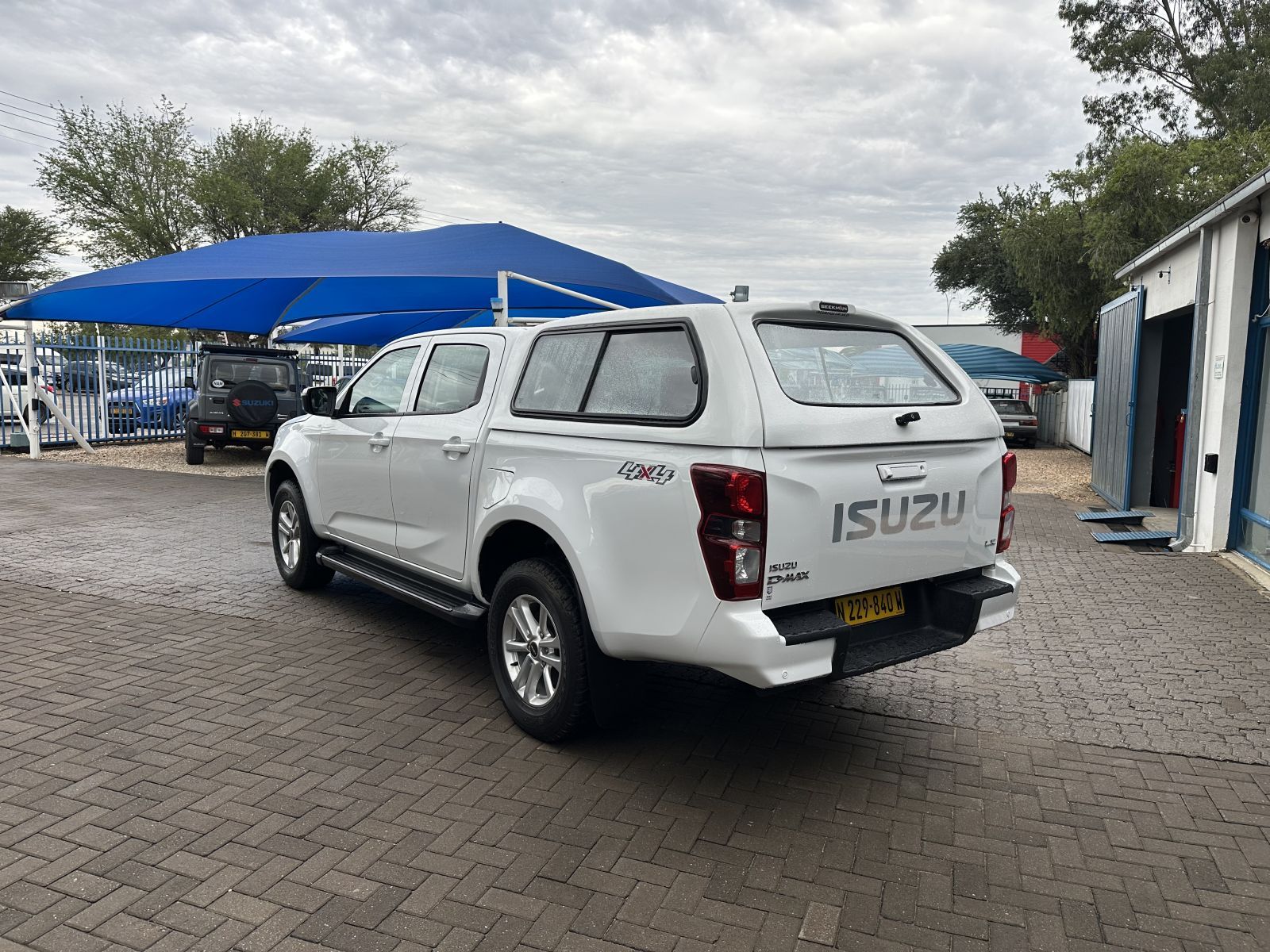 2023 Isuzu D-MAX photo 3