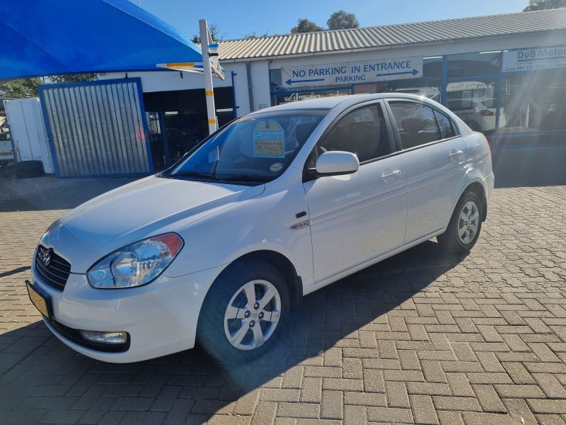 2011 Hyundai Accent photo 2
