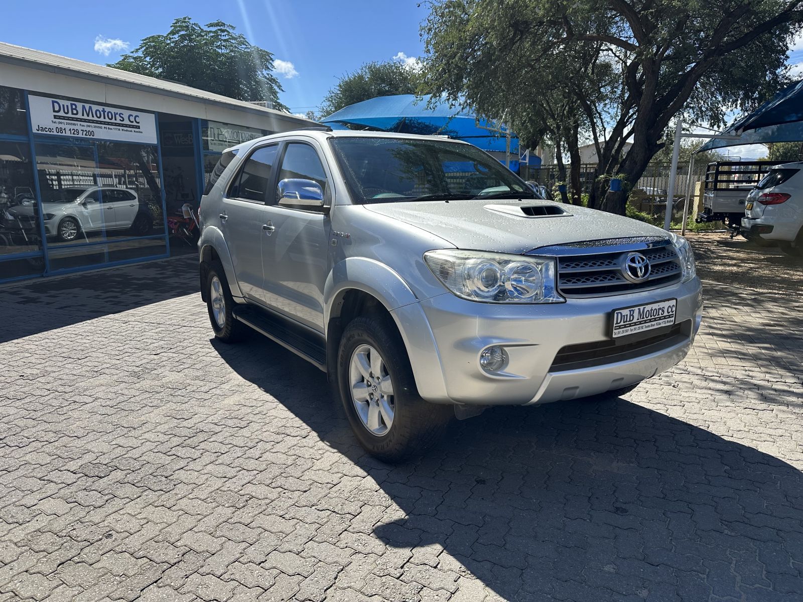 2011 Toyota Fortuner photo 1