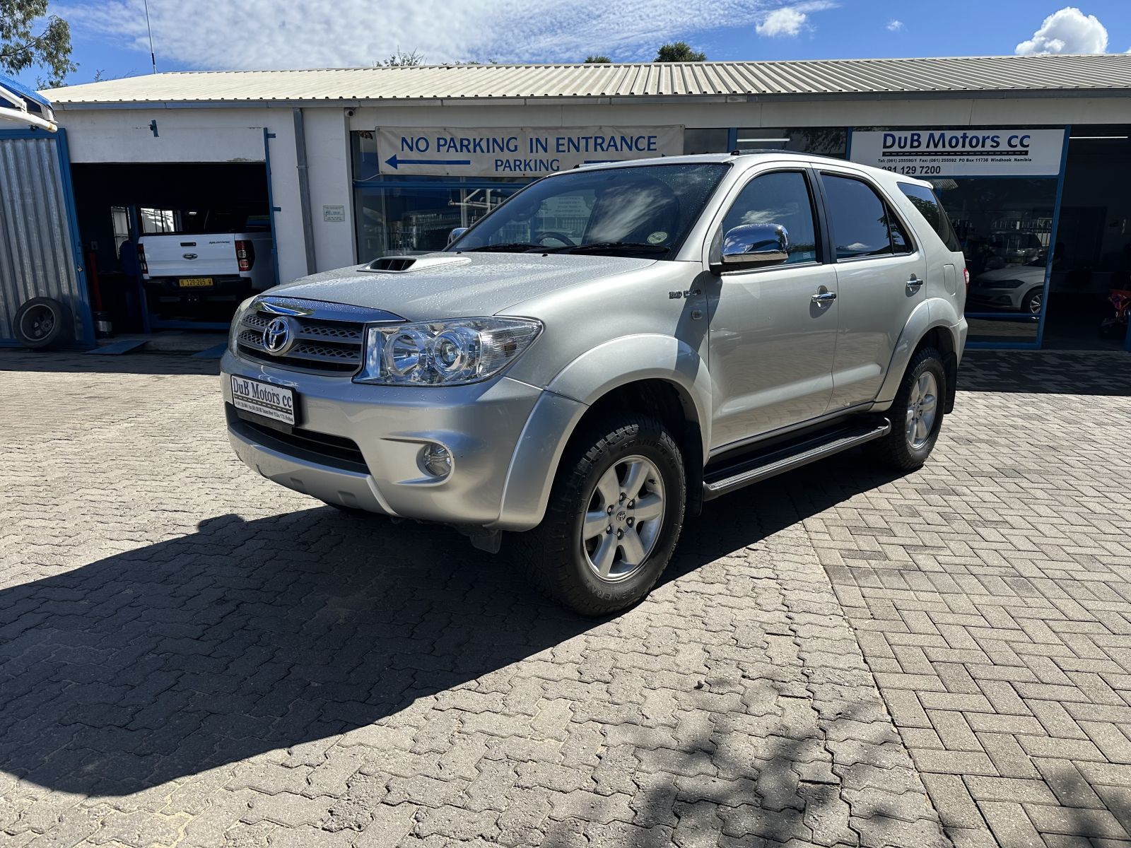 2011 Toyota Fortuner photo 2