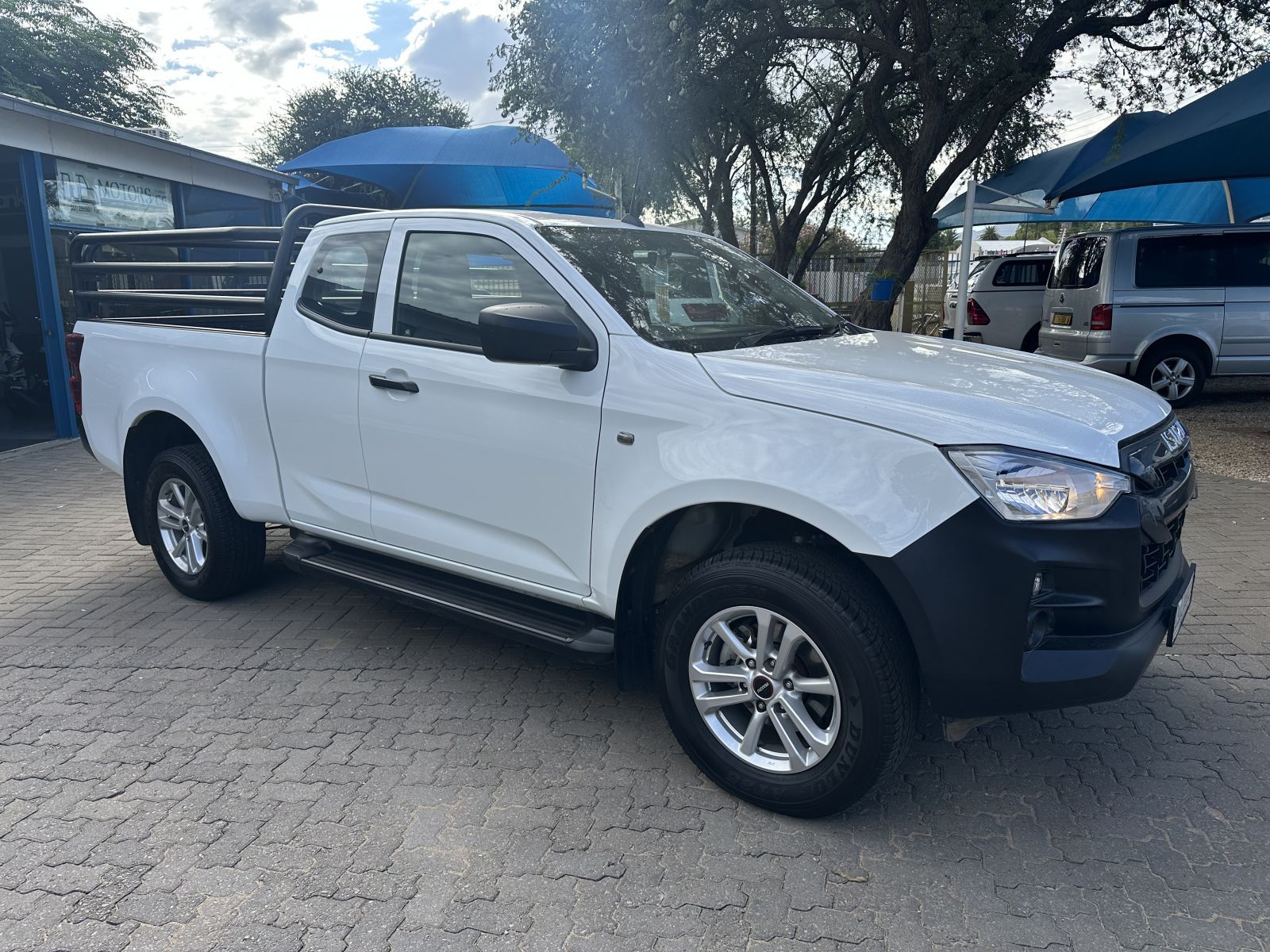 2024 Isuzu D-MAX photo 1
