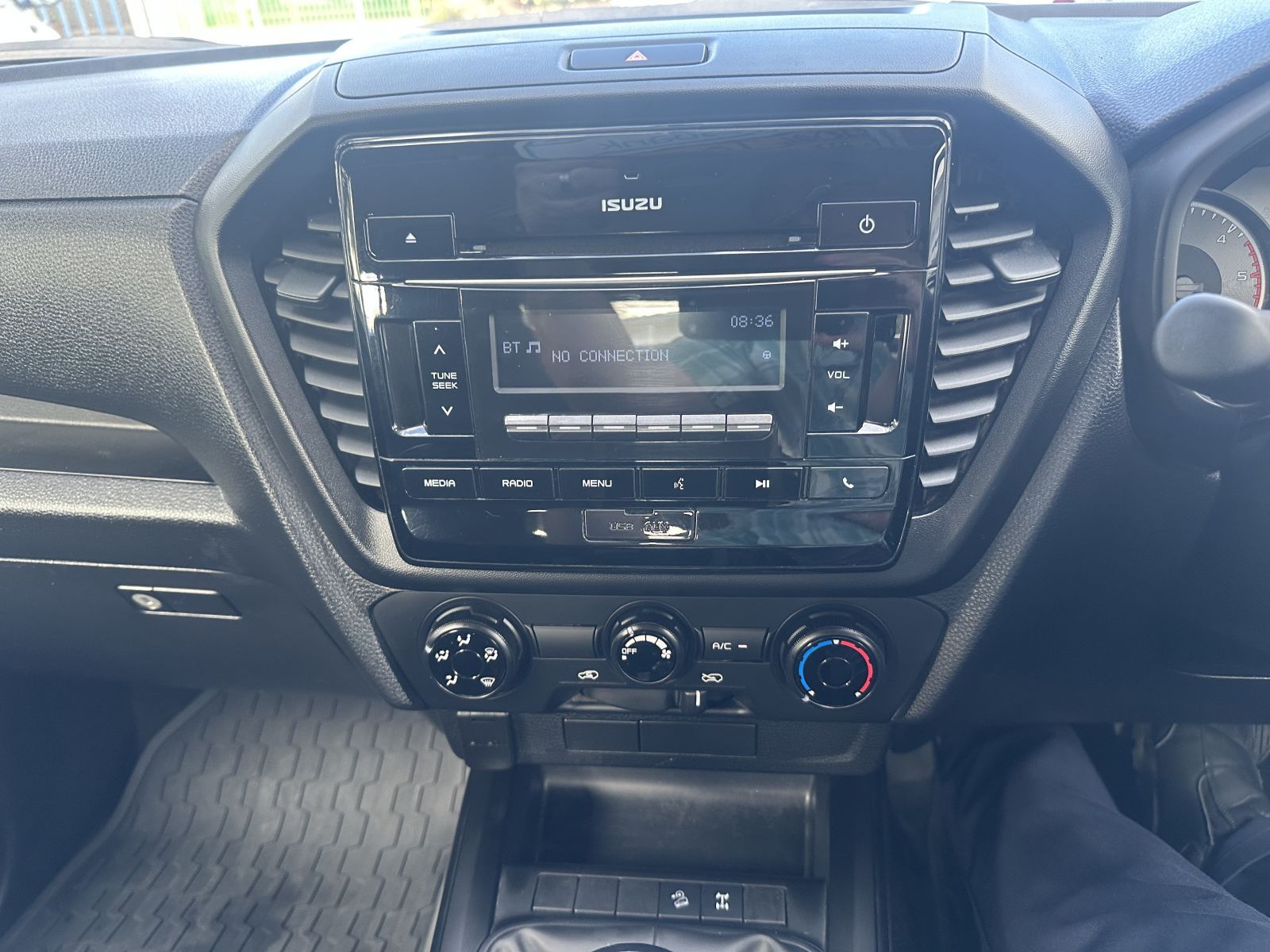 2024 Isuzu D-MAX photo 7