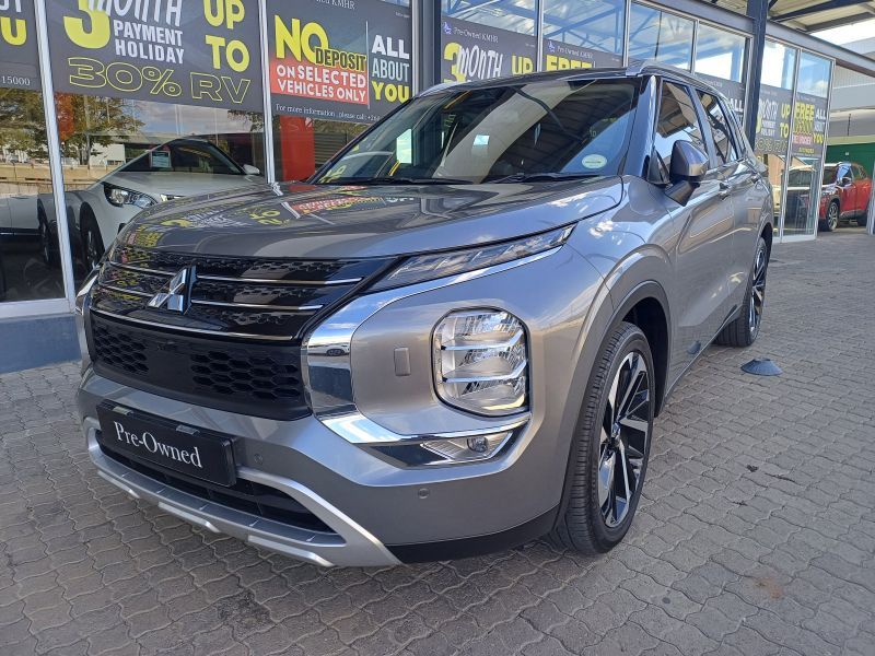 2023 Mitsubishi Outlander photo 1