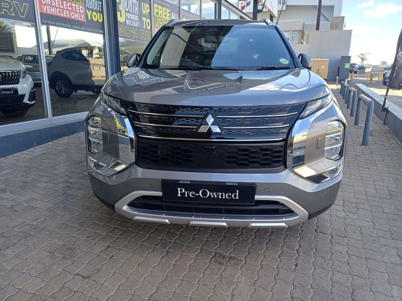 2023 Mitsubishi Outlander photo 2
