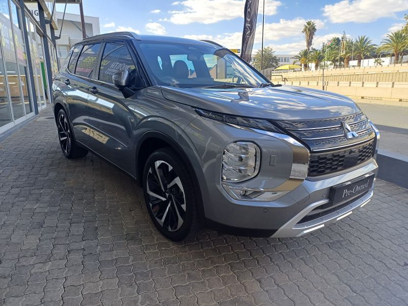 2023 Mitsubishi Outlander photo 3