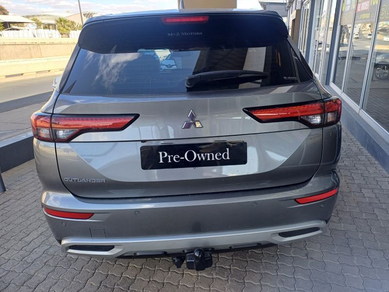 2023 Mitsubishi Outlander photo 4