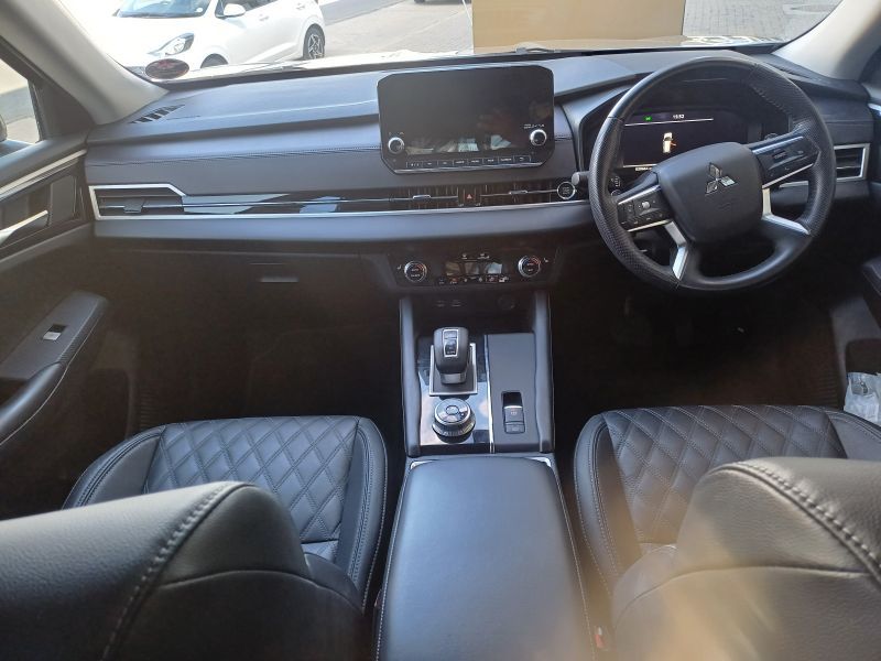 2023 Mitsubishi Outlander photo 5