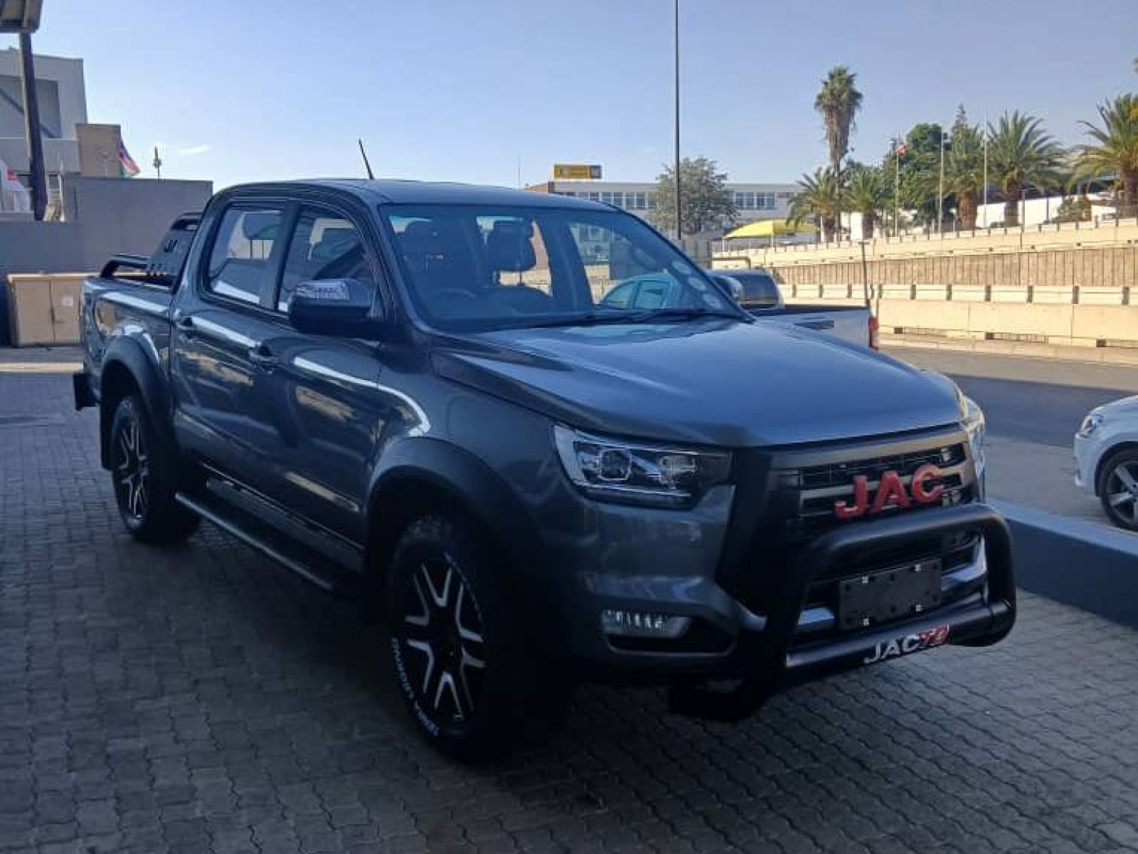 2022 JAC T8 photo 2