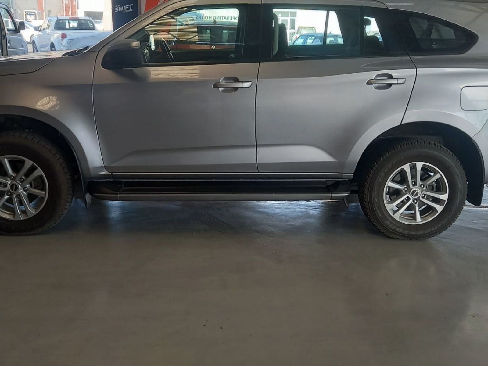 2023 Isuzu MU-X photo 1