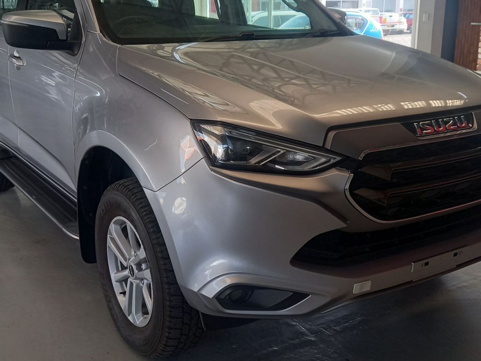 2023 Isuzu MU-X photo 2