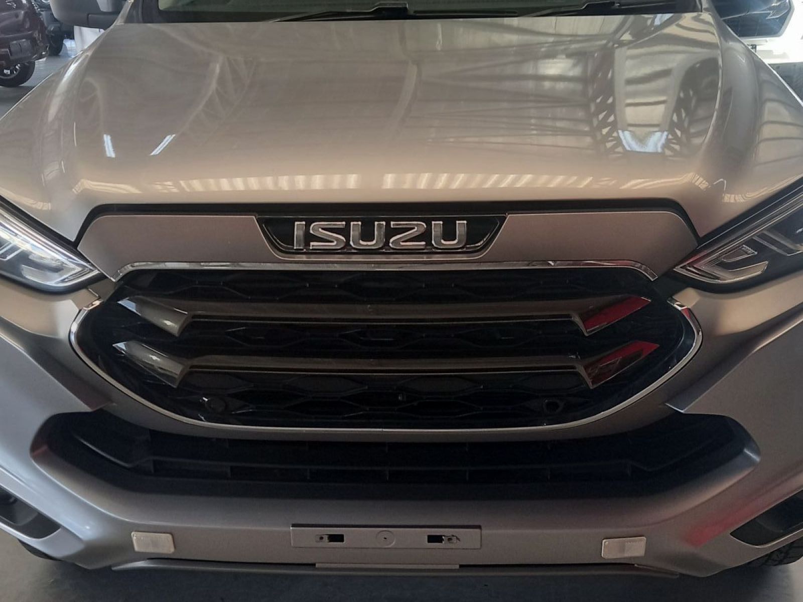 2023 Isuzu MU-X photo 3
