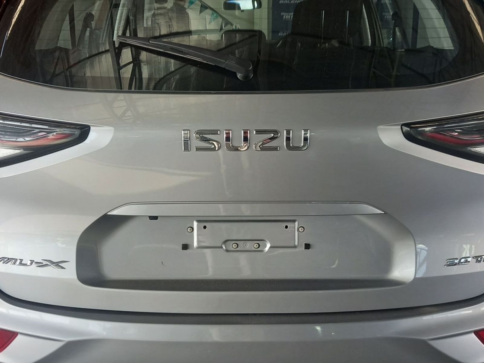 2023 Isuzu MU-X photo 4