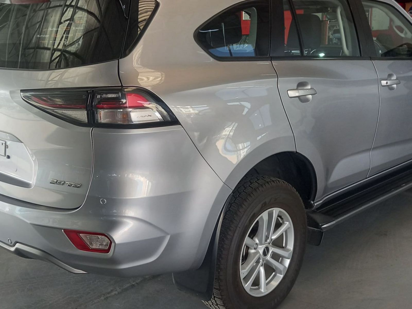 2023 Isuzu MU-X photo 5