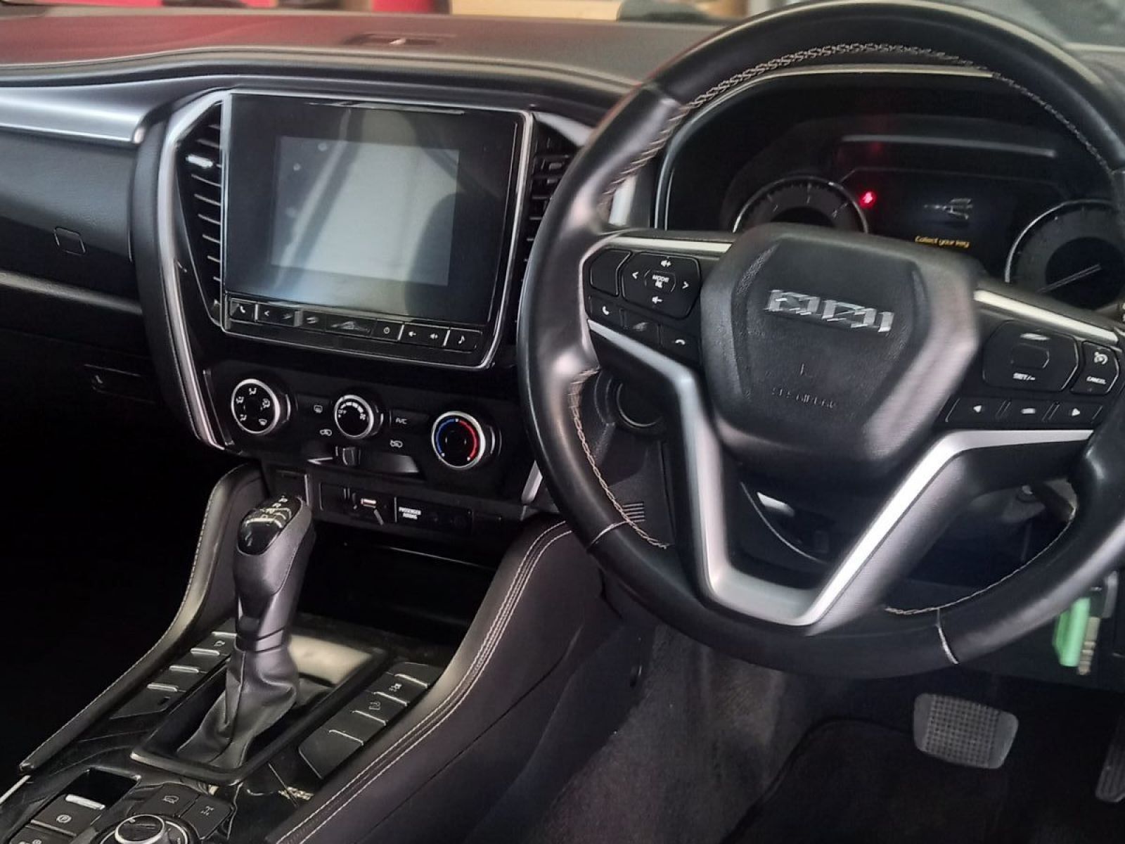 2023 Isuzu MU-X photo 6