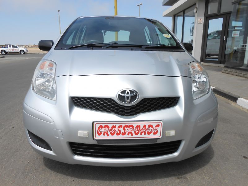 2011 Toyota Yaris photo 2