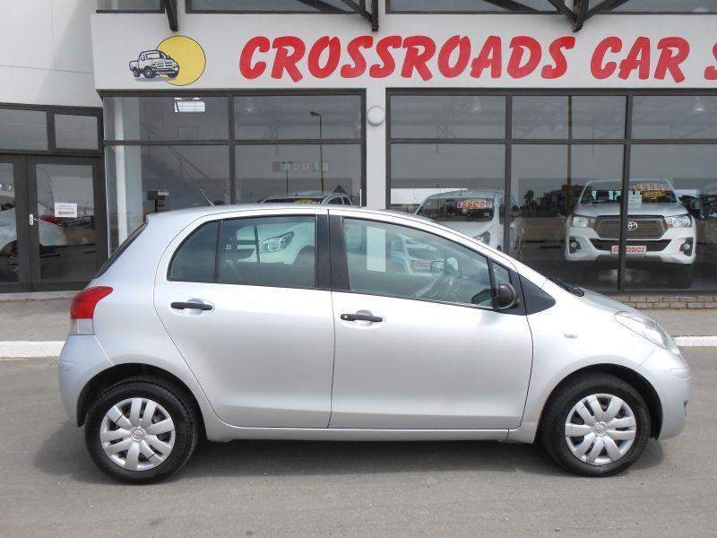 2011 Toyota Yaris photo 3